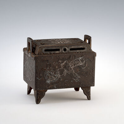 銀象嵌雲龍紋「寿」字透彫古鉄方式香炉　蔵六観（識箱）