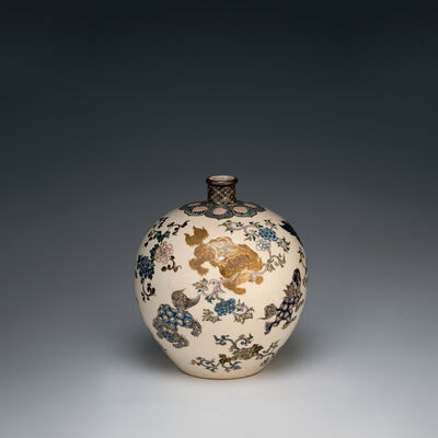 伊東陶山作　獅子狗紋薩摩花瓶　漆木台付（箱付）