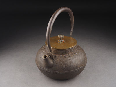 【夢工房】 時代蘭紋様繰口鉄瓶　辰-25