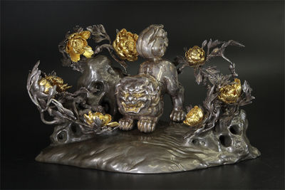 十世中川凈益造 在銘 南鐐牡丹獅子雕 置物（共箱）