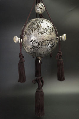 竹影堂榮真造 純銀菊紋雕吊香爐（共箱）