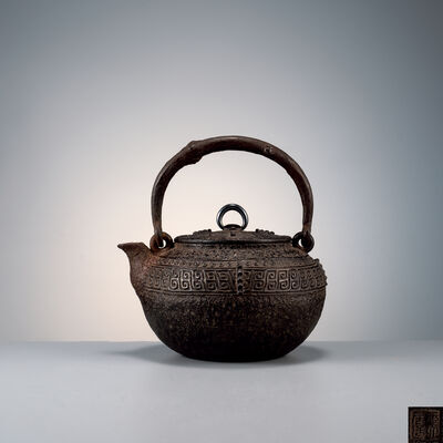 二代蔵六造　雲雷紋盉式小鉄瓶　底銘有（共箱）