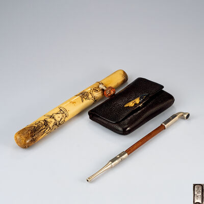 春明銘 金無垢蝶金具提物·松下人物彫煙管筒·銀煙管（木箱）