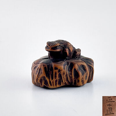 伊勢正直 荷葉蛙根付（木箱）
