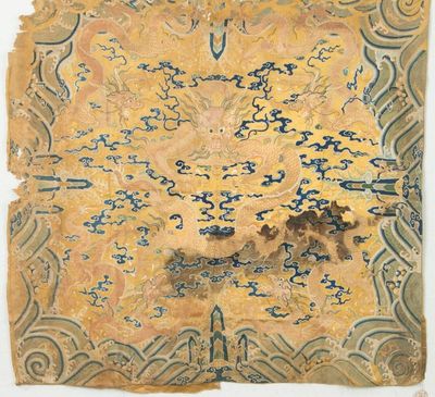 清十七_十八世紀 黄地刺繍 雲龍紋掛屏