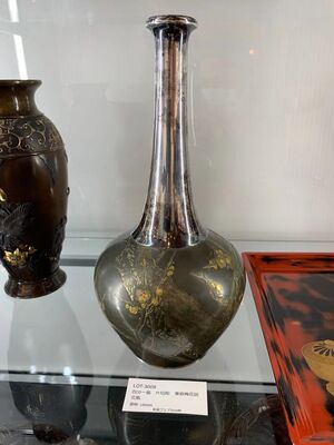 L3008　四分一 銀 片切彫象嵌 梅花図 花瓶