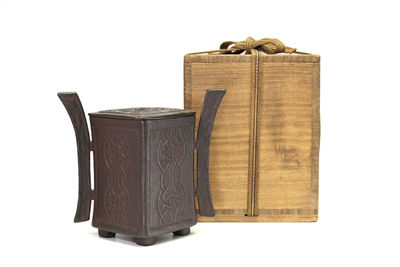 宗世在銘 鉄打出耳付角形香爐（共箱）