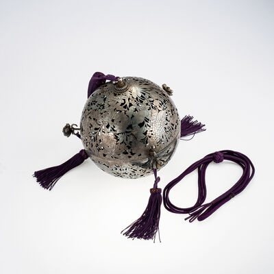 銀片切彫草花吊香炉（木箱）