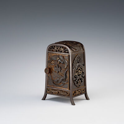 鉄打出龍鳳紋厨子