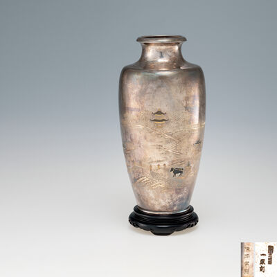 三越製山口一照刻　純銀製家屋山水図金工花瓶
台付（箱付）