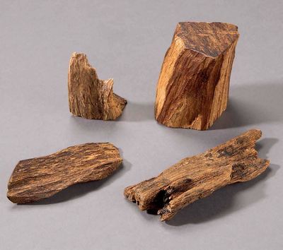 2213 沉香 （四件）