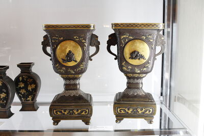 L4001　鉄地 金銀象嵌耳付花瓶 一対