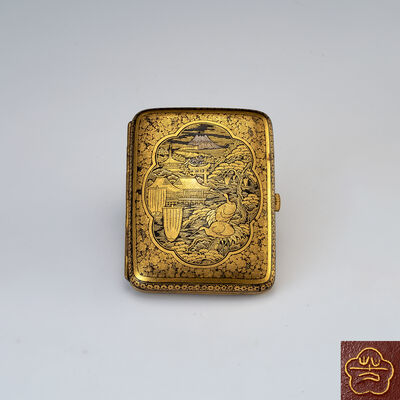楼閣花鳥図金工煙草盒　在銘（箱付）