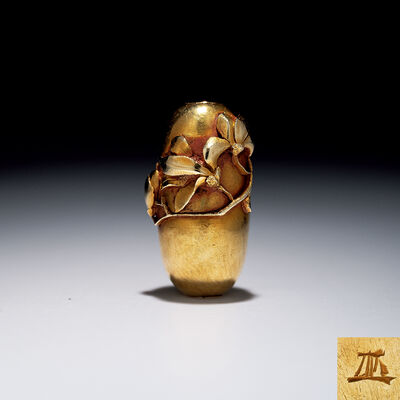 K15金製緒締　浮彫木蓮花　花押有