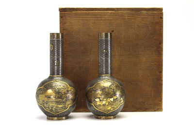 金銀象嵌吉祥花鳥紋 金工花瓶一對（箱付）