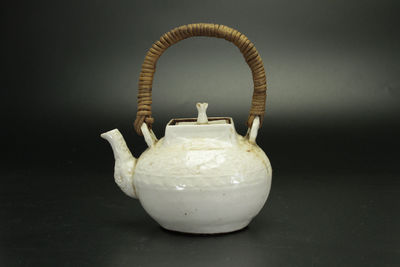 白瓷方蓋藤編提手茶壺