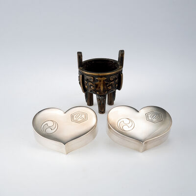 銀製心形香盒2点・銅鼎式饕餮紋小香炉（各箱付）