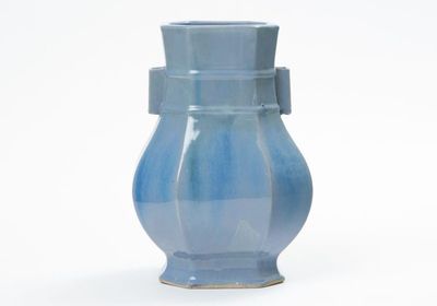 清中期 宜興鈞釉 八角貫耳瓶