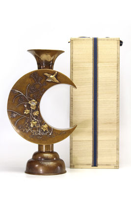 旭峰在銘 蠟型鑄銅 花鳥文入 玄月形花入（共箱）