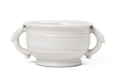 明晩期 徳化窯饕餮紋鳳耳爐