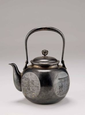 2267 面取纯银刻家屋山水纹银瓶