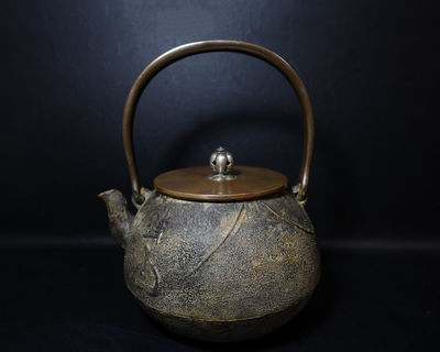 平安光玉堂佐藤堤造 老松地紋胴丸印扁平銀象嵌提手純銀菊摘手取形鉄瓶 共箱