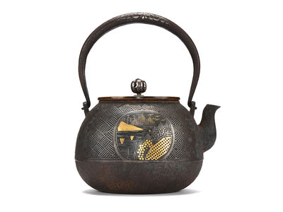 松栄堂造 銀摘蓋嵌銀提手金銀象嵌山水図平丸形鉄瓶　辰-92