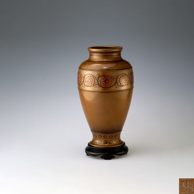 惺々堂紹美造
黄銅製金銀烏金朧銀嵌正倉院蔓草図様花瓶　台付（共箱）