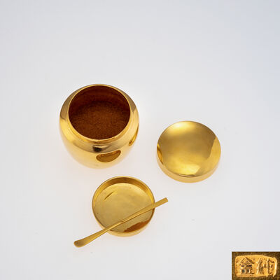 純金香粉瓶·純金香勺 共106 g
内含越南黄土沉香粉5克（箱付）