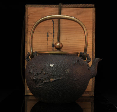 亀文堂造 貼付銀象嵌提手　波千鳥 鉄瓶/茶道具共箱