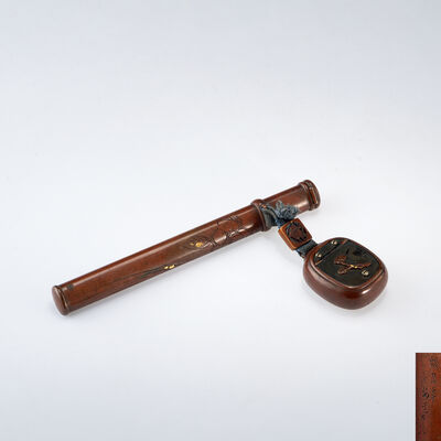 銅製金工象嵌煙管入　在銘