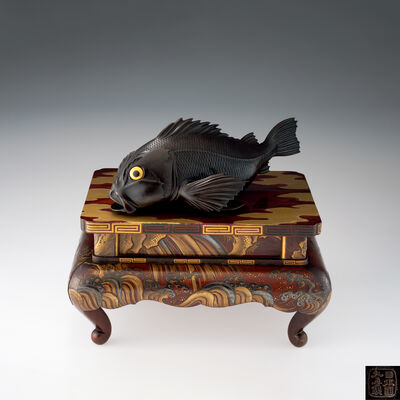丸喜社製　石斑魚青銅金象嵌置物　蒔絵台付（箱付）