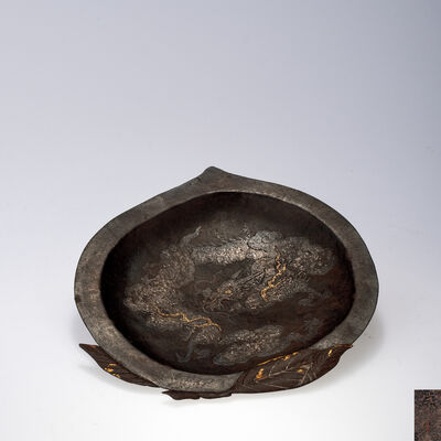 明珍宗廣造 鉄打出雲龍図桃形盆 十三代宮崎寒雉識箱