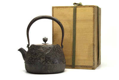 【晴寿堂造】银果摘 松下老叟图 铁瓶