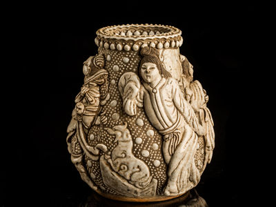 110-「成化年製」-白磁人物紋花瓶