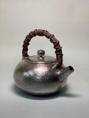 成美堂造 純銀製 鎚目平丸砲口銀瓶 在刻印 籐手 356g