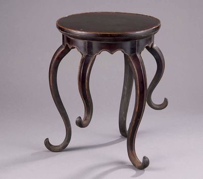 2145 黑漆三足香几