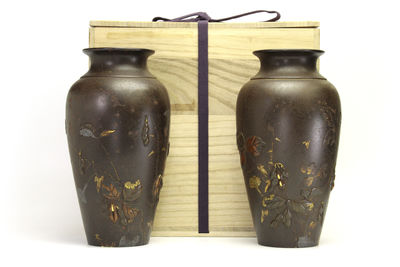 鉄地 金銀象嵌花瓶一對（箱付）