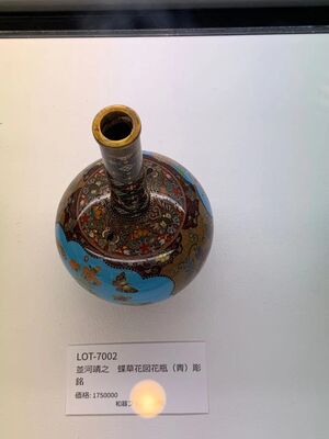 L7002　並河靖之 蝶草花図花瓶（青）彫銘