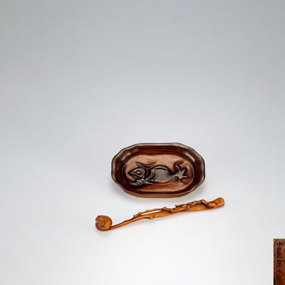 黄楊木彫霊芝如意 + 木彫魚急須盤　在銘（共箱）
