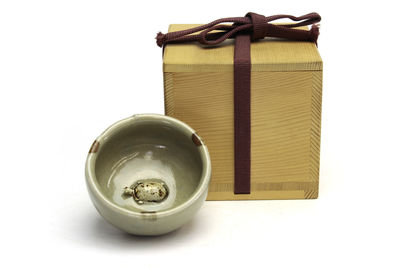 浮雕亀文入 青釉盃（箱付）