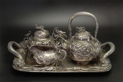 渡邊 在銘 浮雕龍文銀茶具一套（四件）