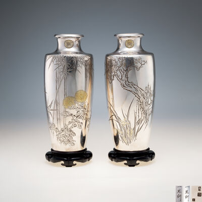 山口一照刻　御菊紋章入片切彫純銀花瓶一対　御下賜品（元箱）