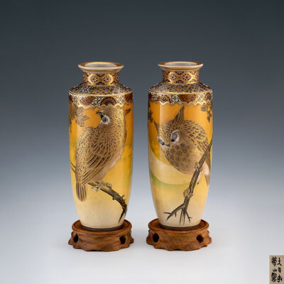 九代帯山与兵衛作　色絵金彩梟図薩摩花瓶一対　紅木台付（箱付）