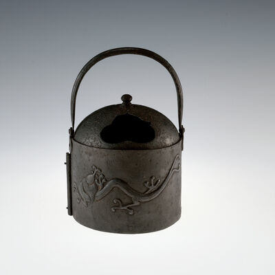 明珍造　鉄打出龍地紋手炉（13代寒雉識箱）