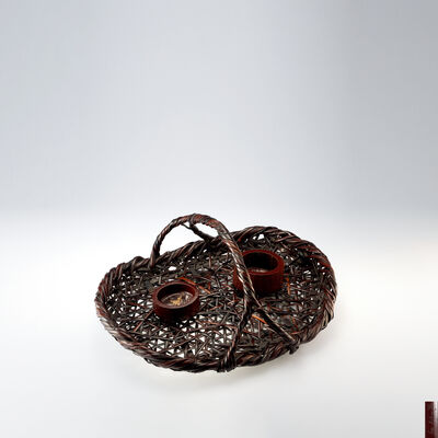 鈴木玩々斎造　亀形煤竹花籃　「韶光」銘（共箱）