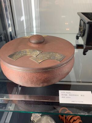 L7028　鉄內銀　象嵌扇面図 蓋盒