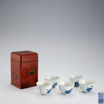 染付花絵茶碗5客　在銘（漆箱付）