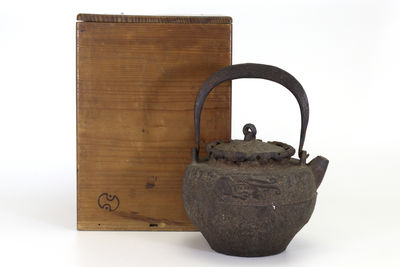 御釜師在銘 炮口鉄蓋 鉄瓶（共箱）