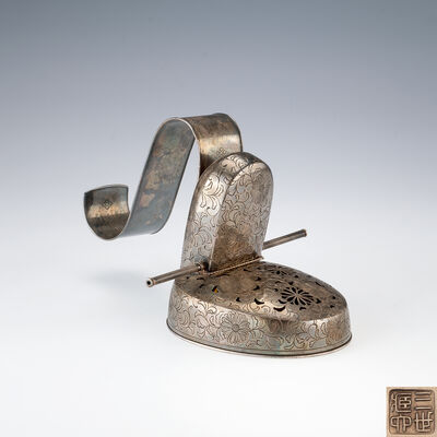 三世藏六造　菊花唐草彫純銀冠香炉（二重共箱）